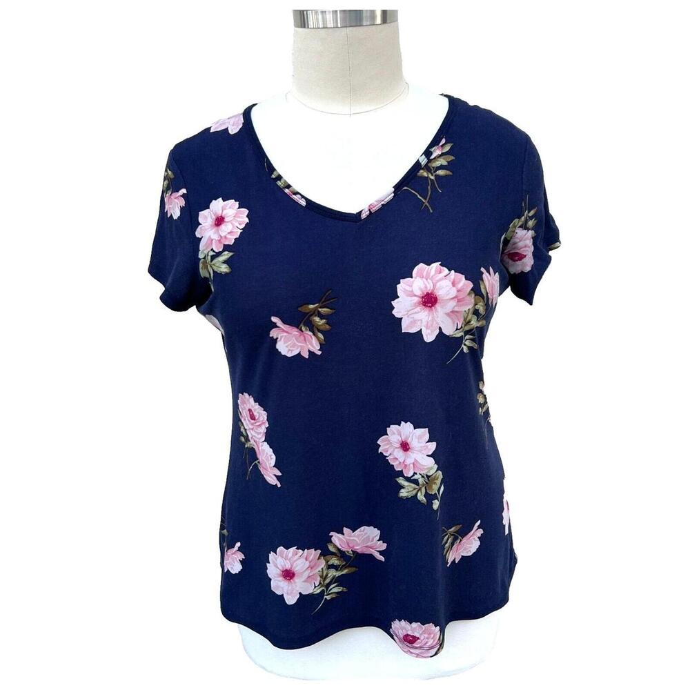 Elevate your wardrobe with this stunning Women's Rue21 Plus Navy Blue Floral Vne